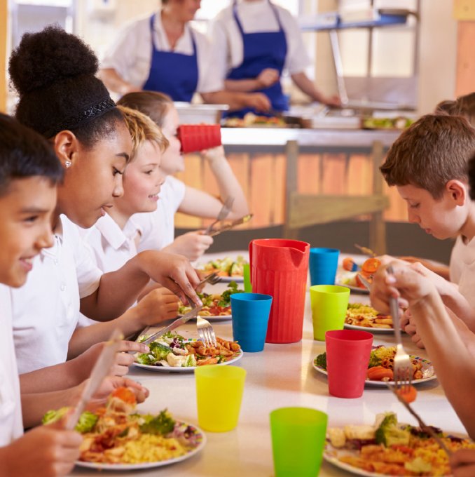 Niños comiendo en el comedor escolar